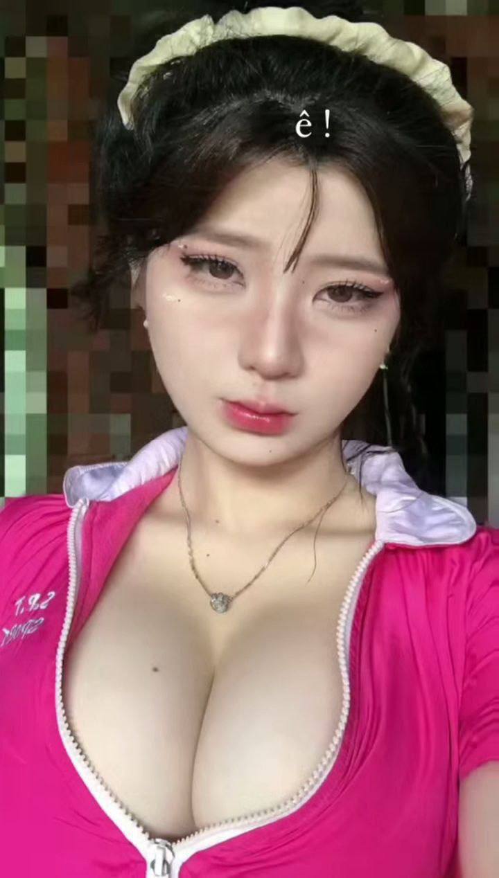 Cô gái tóc vàng có đôi chân đẹp hét lên cầu cứu sau khi con cặc lớn được đưa vào bên trong cô. Cô ấy không thể chịu được việc cưỡi ngựa và con cặc quá to và được đưa vào quá sâu