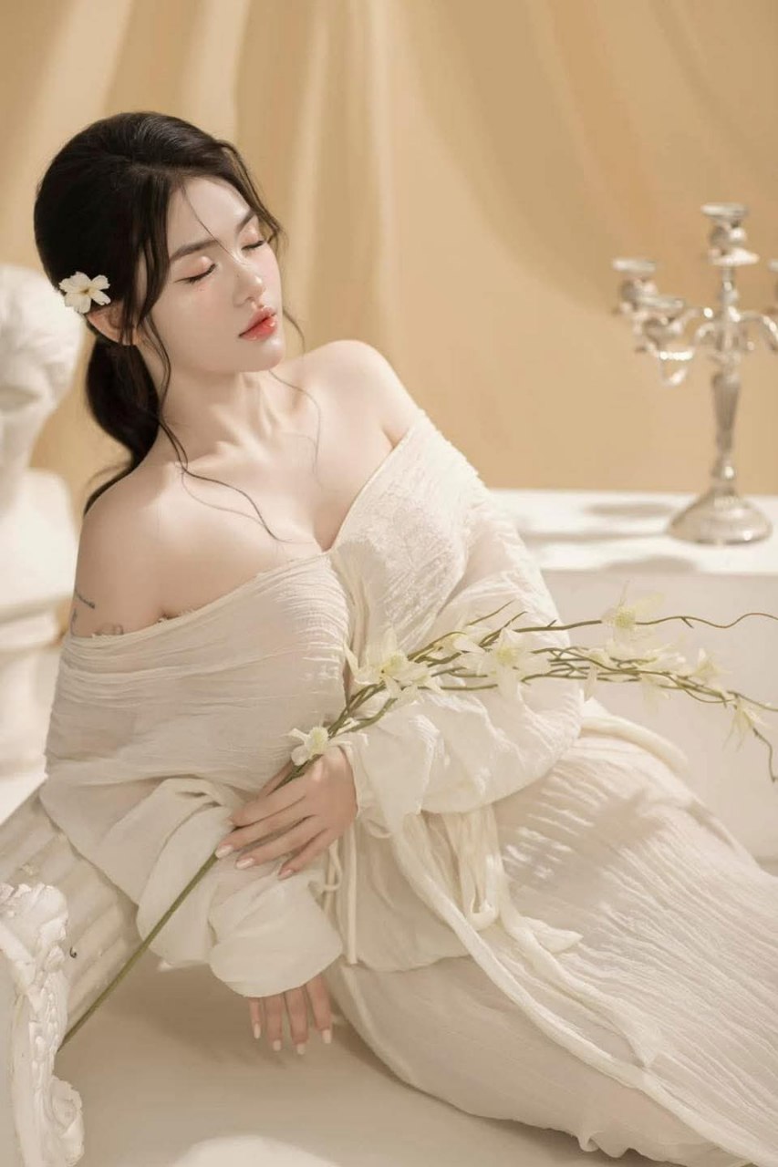 Cô bé loli đẹp nhất sau những năm 00 có thân hình mảnh mai và cực kỳ gợi cảm trong tư thế hoa sen